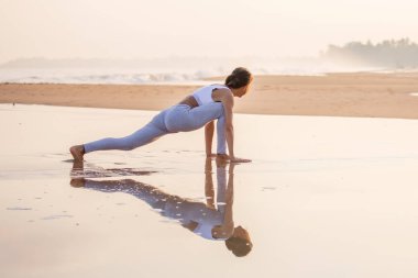 Kafkas kadın pratik Yoga tropic Okyanusu'nun sahil