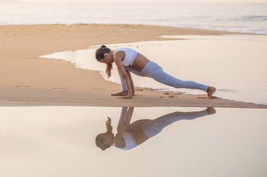 Kafkas kadın pratik Yoga tropic Okyanusu'nun sahil