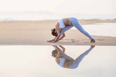 Kafkas kadın pratik Yoga tropic Okyanusu'nun sahil