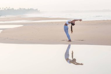 Kafkas kadın pratik Yoga tropic Okyanusu'nun sahil