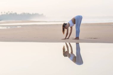 Kafkas kadın pratik Yoga tropic Okyanusu'nun sahil