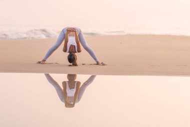 Kafkas kadın pratik Yoga tropic Okyanusu'nun sahil