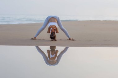 Kafkas kadın pratik Yoga tropic Okyanusu'nun sahil