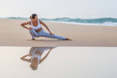 Kafkas kadın pratik Yoga tropic Okyanusu'nun sahil