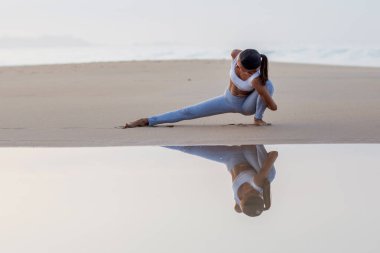 Kafkas kadın pratik Yoga tropic Okyanusu'nun sahil