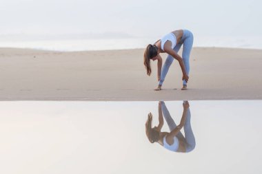 Kafkas kadın pratik Yoga tropic Okyanusu'nun sahil