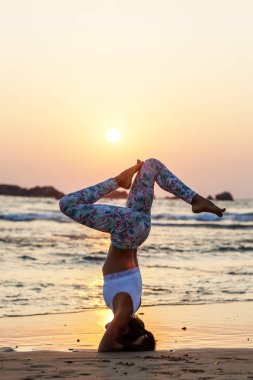 Kafkas kadın pratik Yoga tropic Okyanusu'nun sahil