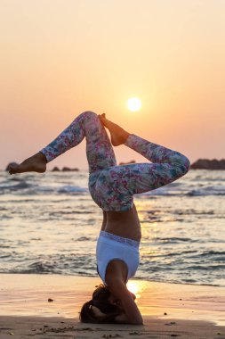 Kafkas kadın pratik Yoga tropic Okyanusu'nun sahil