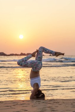 Kafkas kadın pratik Yoga tropic Okyanusu'nun sahil