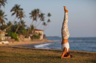 Kafkas kadın pratik Yoga tropic Okyanusu'nun sahil