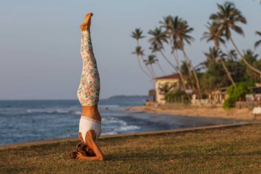 Kafkas kadın pratik Yoga tropic Okyanusu'nun sahil