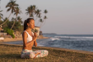 Kafkas kadın pratik Yoga tropic Okyanusu'nun sahil