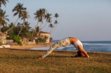 Kafkas kadın pratik Yoga tropic Okyanusu'nun sahil