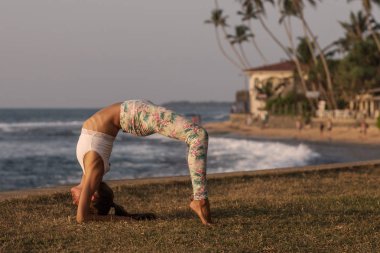 Kafkas kadın pratik Yoga tropic Okyanusu'nun sahil