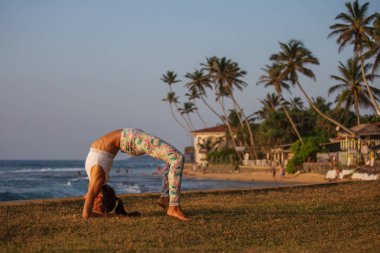 Kafkas kadın pratik Yoga tropic Okyanusu'nun sahil
