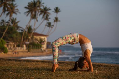 Kafkas kadın pratik Yoga tropic Okyanusu'nun sahil
