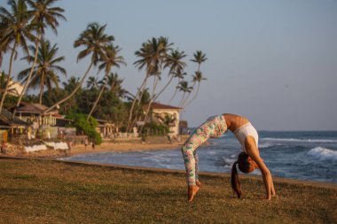 Kafkas kadın pratik Yoga tropic Okyanusu'nun sahil