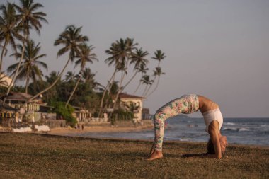 Kafkas kadın pratik Yoga tropic Okyanusu'nun sahil