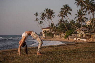 Kafkas kadın pratik Yoga tropic Okyanusu'nun sahil
