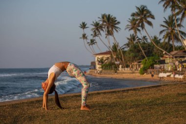 Kafkas kadın pratik Yoga tropic Okyanusu'nun sahil