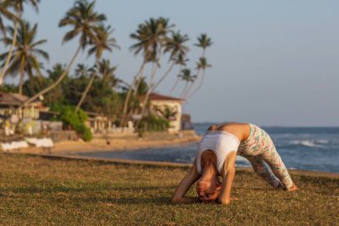 Kafkas kadın pratik Yoga tropic Okyanusu'nun sahil