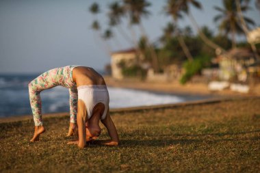 Kafkas kadın pratik Yoga tropic Okyanusu'nun sahil