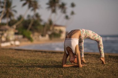 Kafkas kadın pratik Yoga tropic Okyanusu'nun sahil