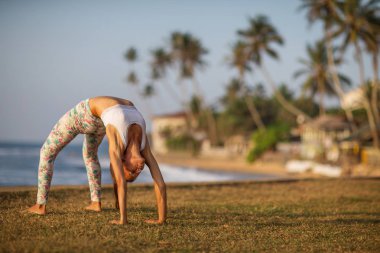 Kafkas kadın pratik Yoga tropic Okyanusu'nun sahil