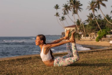 Kafkas kadın pratik Yoga tropic Okyanusu'nun sahil