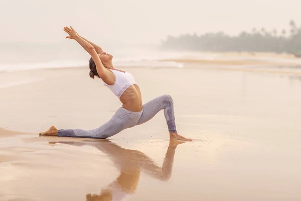 白人女性の熱帯の海の海岸でヨガの練習 — ストック写真