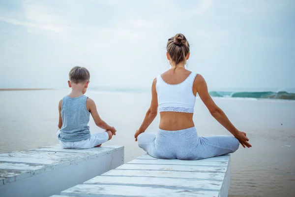 Mor Och Son Gör Yogaövningar Havsstranden Tropic Ocean — Stockfoto