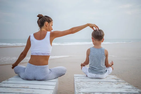 Une Mère Fils Font Des Exercices Yoga Bord Mer Océan — Photo