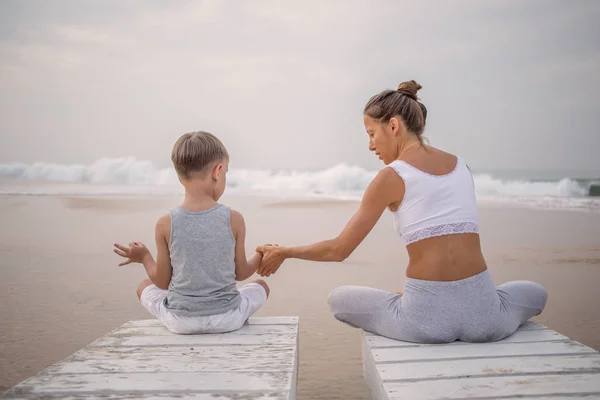 Une Mère Fils Font Des Exercices Yoga Bord Mer Océan — Photo