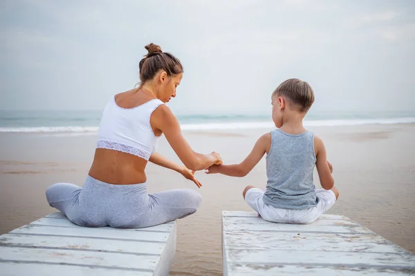 Une Mère Fils Font Des Exercices Yoga Bord Mer Océan — Photo