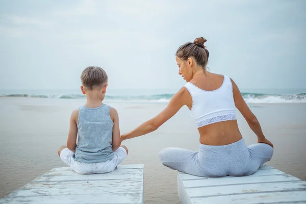 Une Mère Fils Font Des Exercices Yoga Bord Mer Océan — Photo