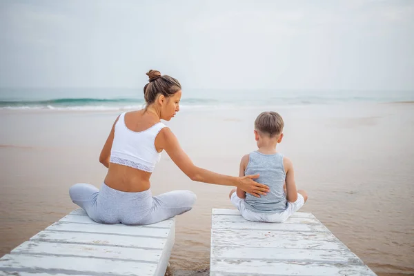 Femme Blanche Pratiquant Yoga Bord Mer Océan Tropique — Photo