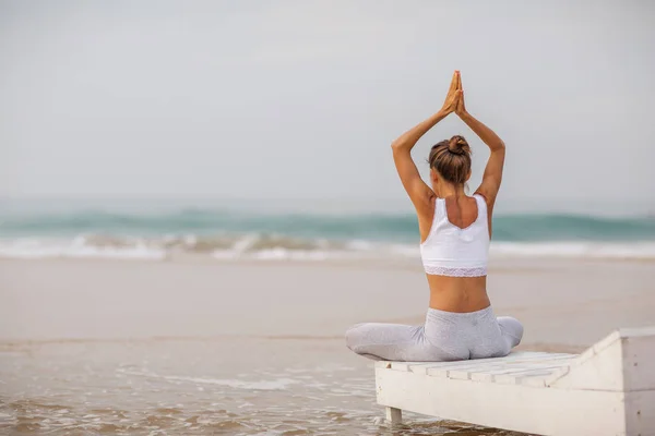 Kaukasische Frau Praktiziert Yoga Der Küste Des Tropischen Ozeans — Stockfoto