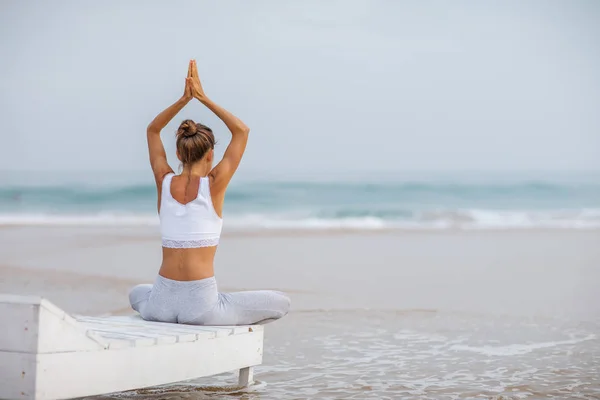 Caucasian Woman Practicing Yoga Seashore Tropic Ocean — Stock Photo, Image
