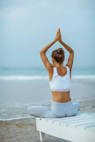 Mujer Caucásica Practicando Yoga Orilla Del Mar Del Océano Tropical — Foto de Stock