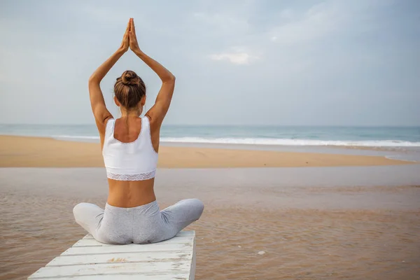 Mujer Caucásica Practicando Yoga Orilla Del Mar Del Océano Tropical — Foto de Stock