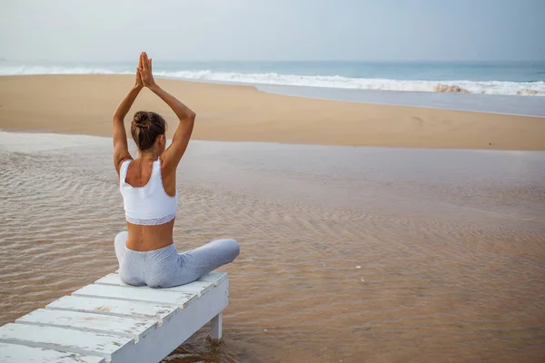 Mujer Caucásica Practicando Yoga Orilla Del Mar Del Océano Tropical — Foto de Stock