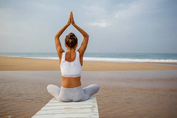 Kaukasische Frau Praktiziert Yoga Der Küste Des Tropischen Ozeans — Stockfoto