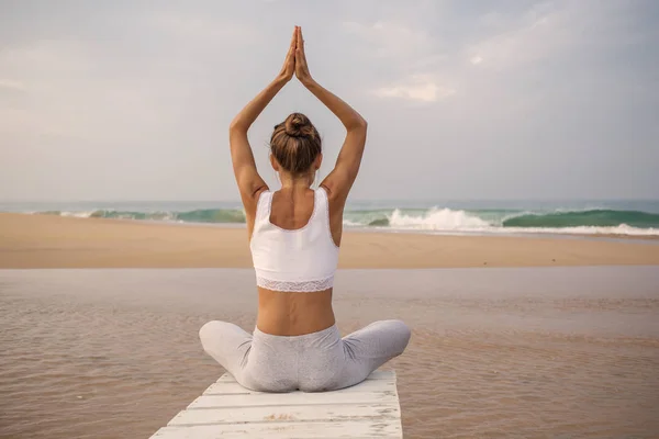 Kaukasische Frau Praktiziert Yoga Der Küste Des Tropischen Ozeans — Stockfoto