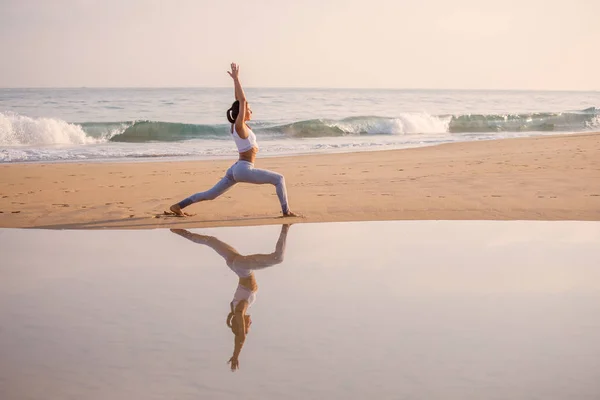 Wanita Kaukasia Berlatih Yoga Pantai Samudera Tropis — Stok Foto