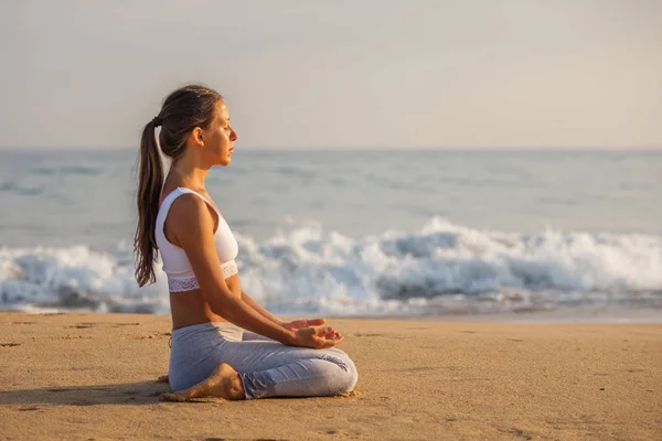 Kaukasiska Kvinna Utövar Yoga Seashore Tropic Ocean — Stockfoto