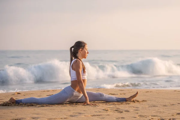 Mujer Caucásica Practicando Yoga Orilla Del Mar Del Océano Tropical — Foto de Stock