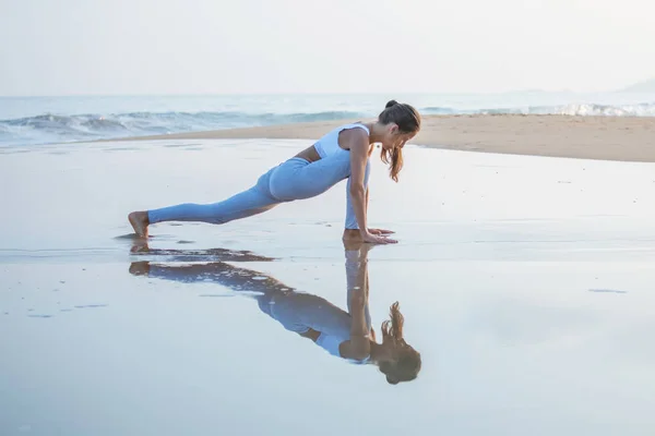 Mujer Caucásica Practicando Yoga Orilla Del Mar Del Océano Tropical — Foto de Stock