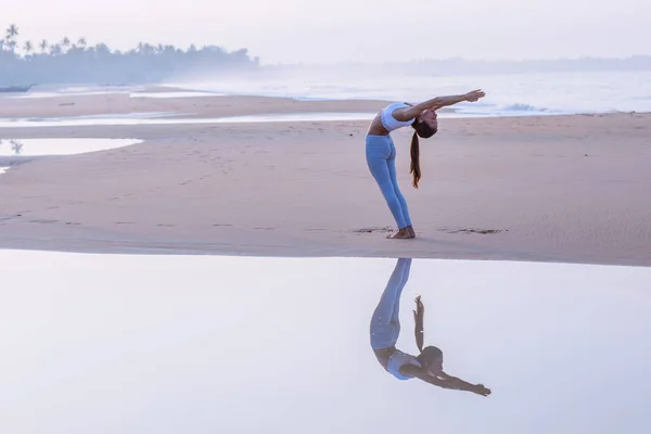 Femme Blanche Pratiquant Yoga Bord Mer Océan Tropique — Photo