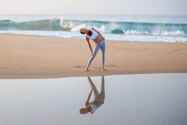 Mujer Caucásica Practicando Yoga Orilla Del Mar Del Océano Tropical — Foto de Stock