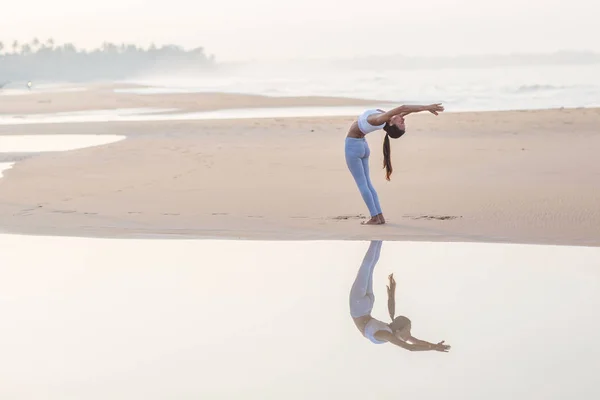 Femme Blanche Pratiquant Yoga Bord Mer Océan Tropique — Photo